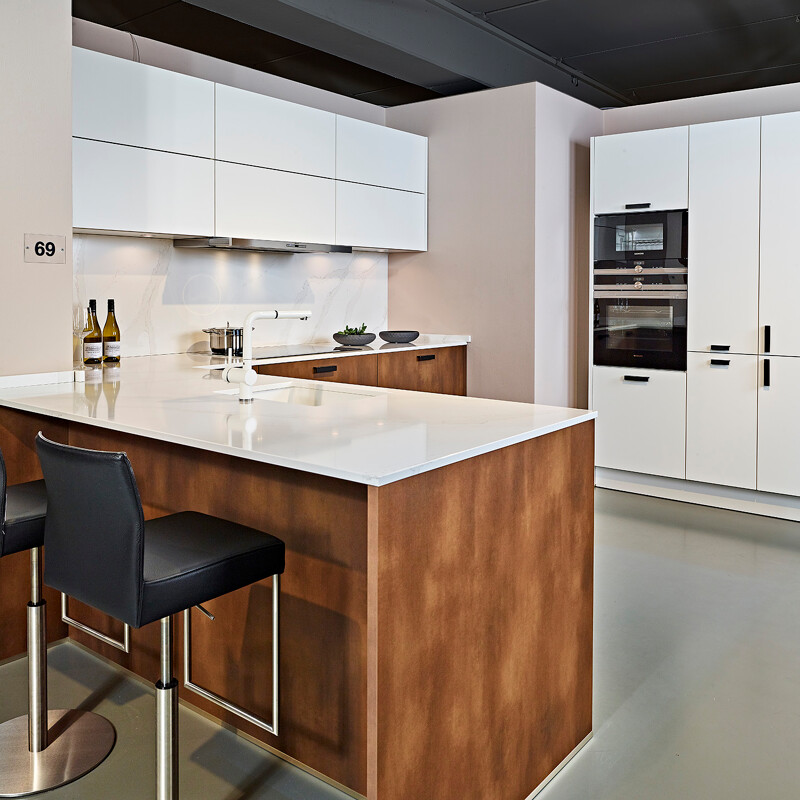 U-Küche in Stahl Bronce und Weiß von Contur-Ekelhoff Küchen