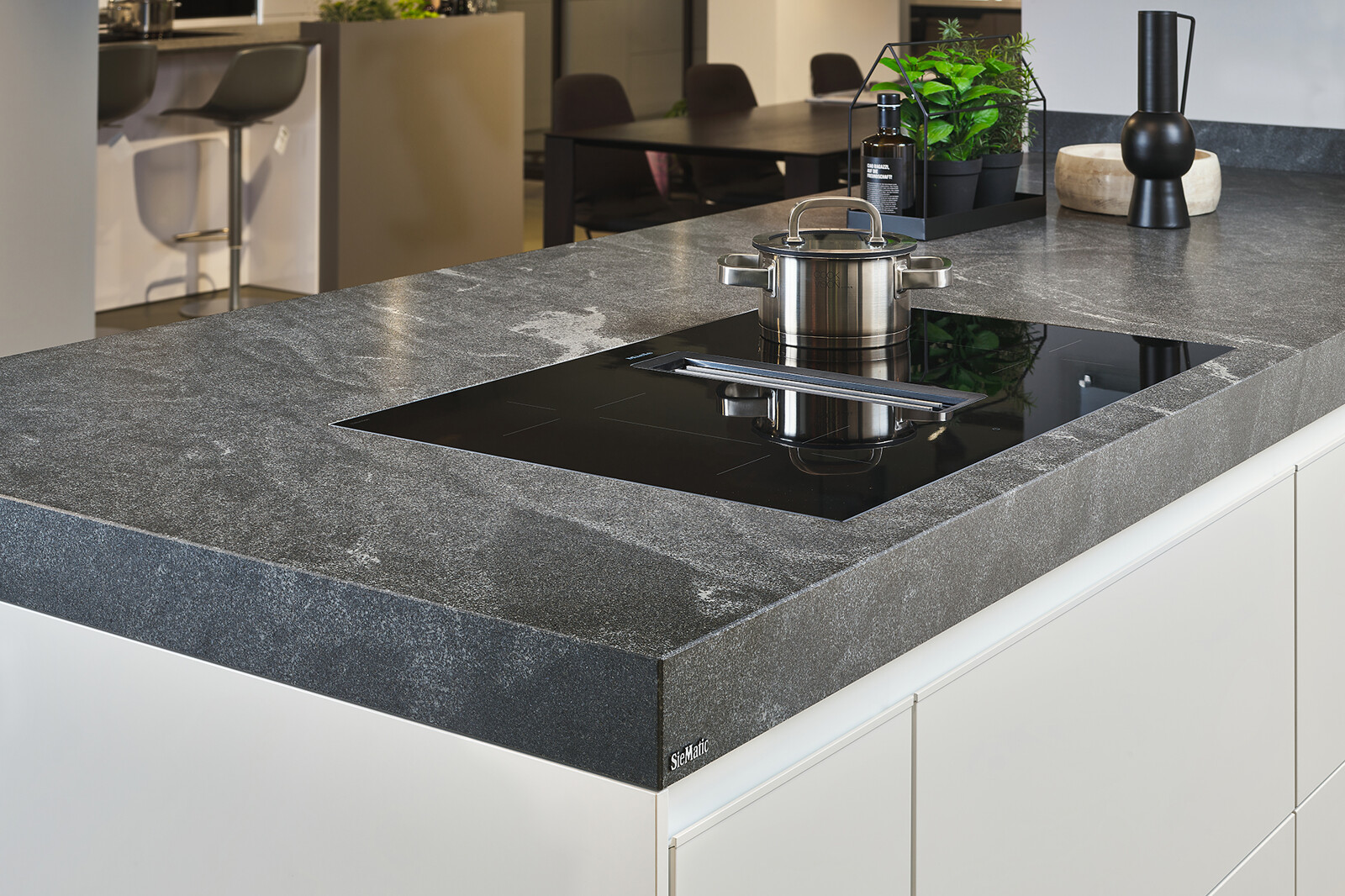 Showroomkeuken: SieMatic Mondial met schiereiland in lotuswit g met 8 cm granieten keukenblad