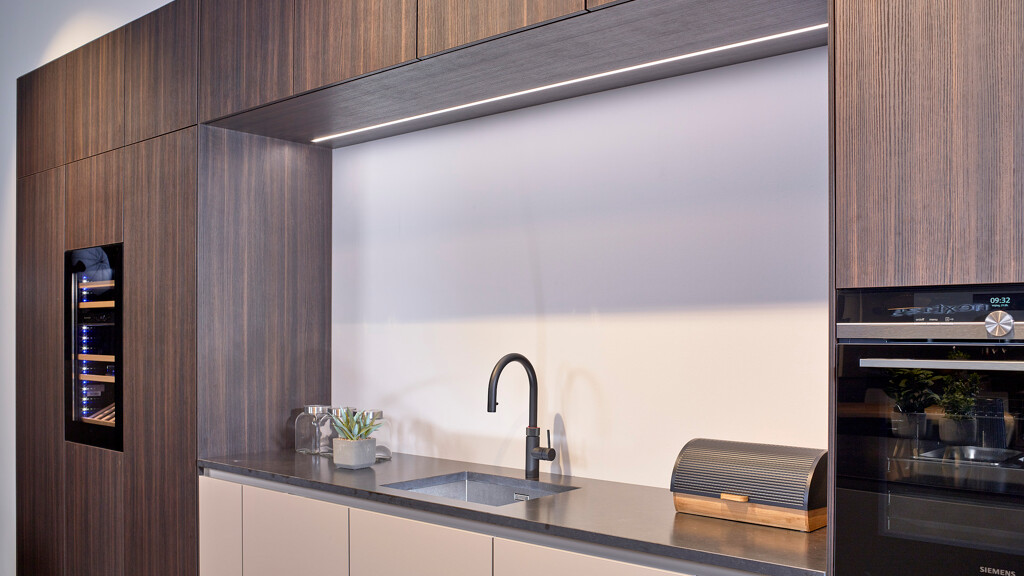 SieMatic Pure keuken in hout met spoelnis in de kastenwand.