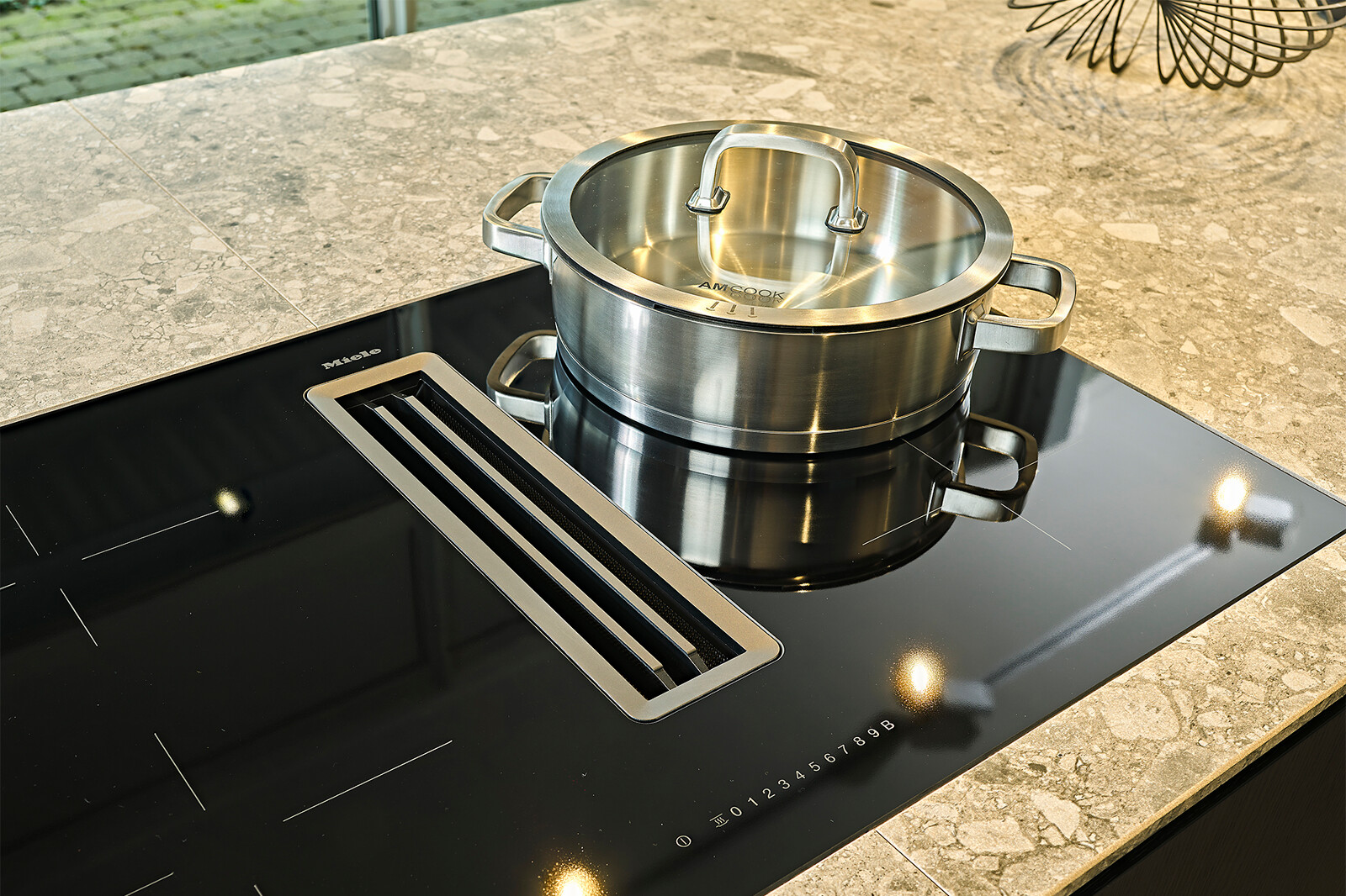 Showroomkeuken: Siematic S2 eilandkeuken met Miele inductiekookplaat met afzuiging