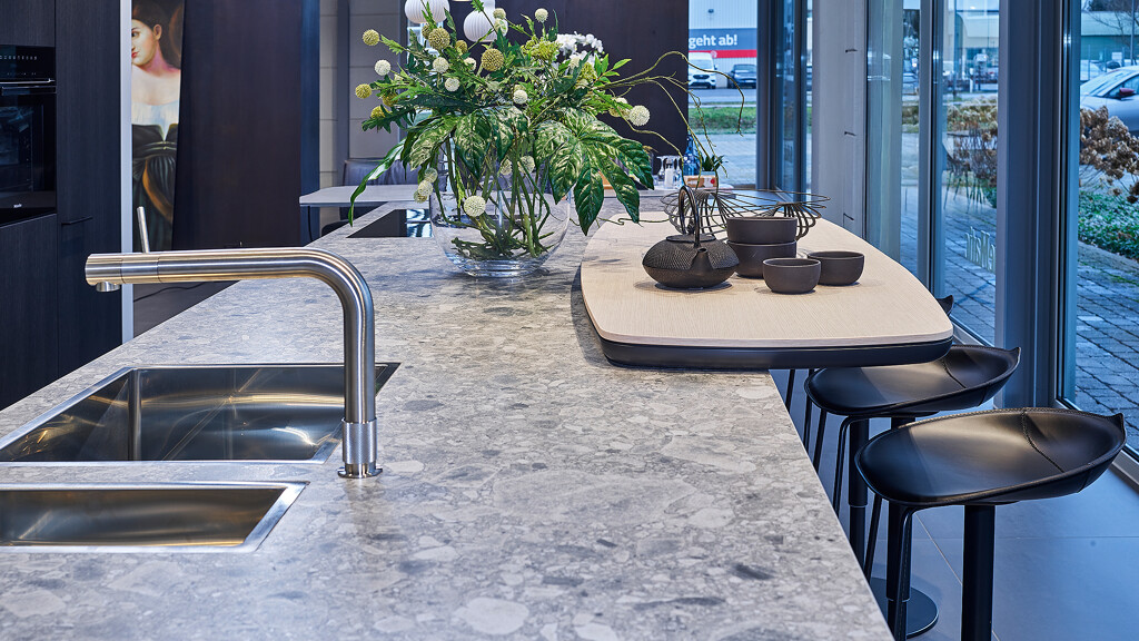 SieMatic S2- keuken met Eiken Darjeeling fronten en keramiek Terrazo aanrechtblad-met barplaat. Ekelhof Keukens