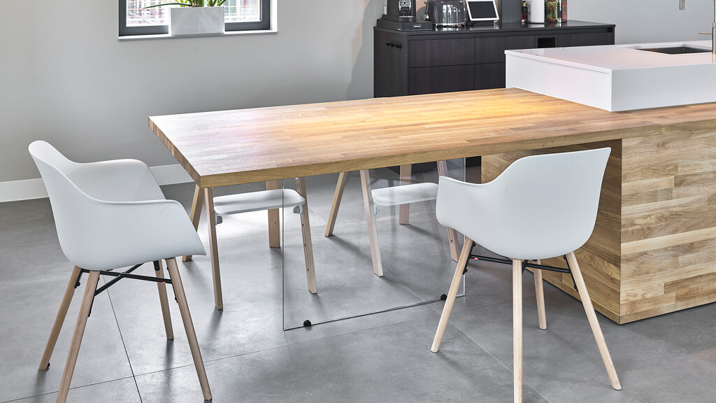 SieMatic S2 keuken met maatwerk elementen.  Massief eiken ombouw van het eiland en de donkere eiken fronten komen uit de eigen werkplaats van Ekelhoff Keukens, Nordhorn.