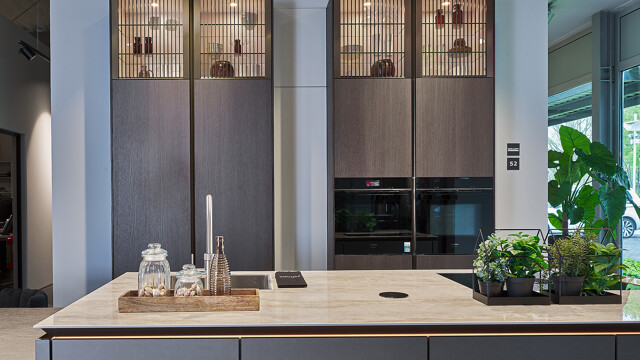 SieMatic-SLX-K in-eiken oolong met vitrine-opzetkasten-te zien in Küchenland Ekelhoff-Keukens