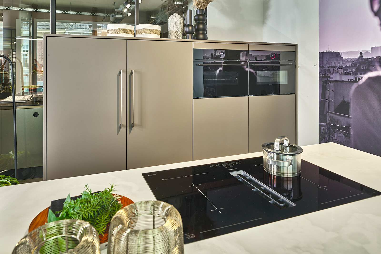 Showroomkeuken: SieMatic SLX-LS eilandkeuken Umbra met Dekton keramisch blad