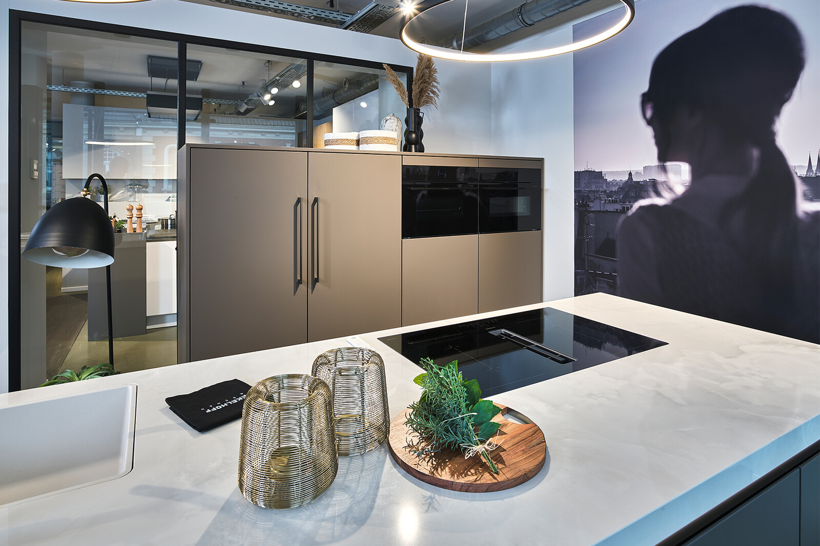 Showroomkeuken: SieMatic SLX-LS eilandkeuken Umbra matlak met Dekton keramisch blad