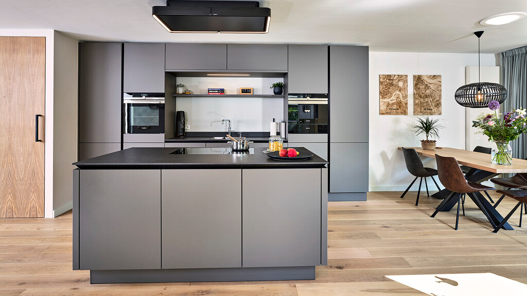 Matgrijze keuken SieMatic SLX imet kookeiland in steengrijze Similaque met keramiek keukenblad van Ekelhoff Keukens, Duitsland
