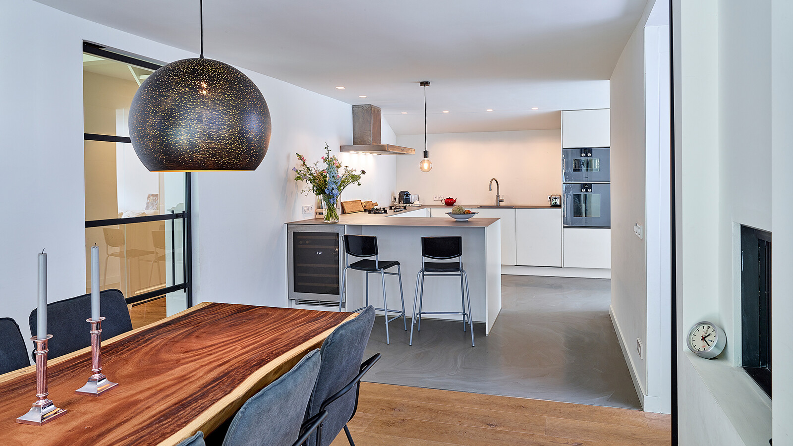 Grifflose U-Küche in Magnolie mit Edelstahl-Arbeitsplatte und Gaggenau-Geräten von Ekelhoff Küchen. Lesen Sie den Küchenbericht mit Fotos.