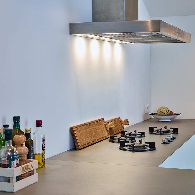 Grifflose U-Küche in Magnolie mit Edelstahl-Arbeitsplatte und Pitt Cooking von Ekelhoff Küchen. Lesen Sie den Küchenbericht mit Fotos