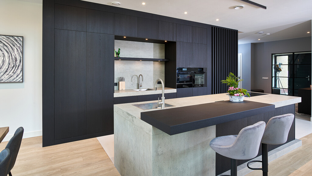 Maatwerkkeuken met keukeneiland in donker gerookt eiken met een keramiek keukenblad. Unikat by Ekelhoff.