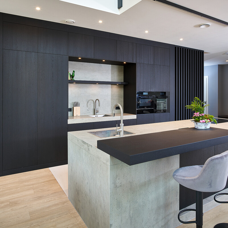 Maßgefertigte Küche mit Kücheninsel in dunkel geräucherter Eiche mit Keramik Küchenarbeitsplatte. Unikat by Ekelhoff.