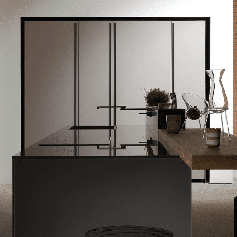 Prachtige italiaanse designkeuken van Valcucine in de lijn Artematica. De kraan kan geheel worden weggedraaid. Valcucine Sale bij Ekelhoff Keukens in Nordhorn.