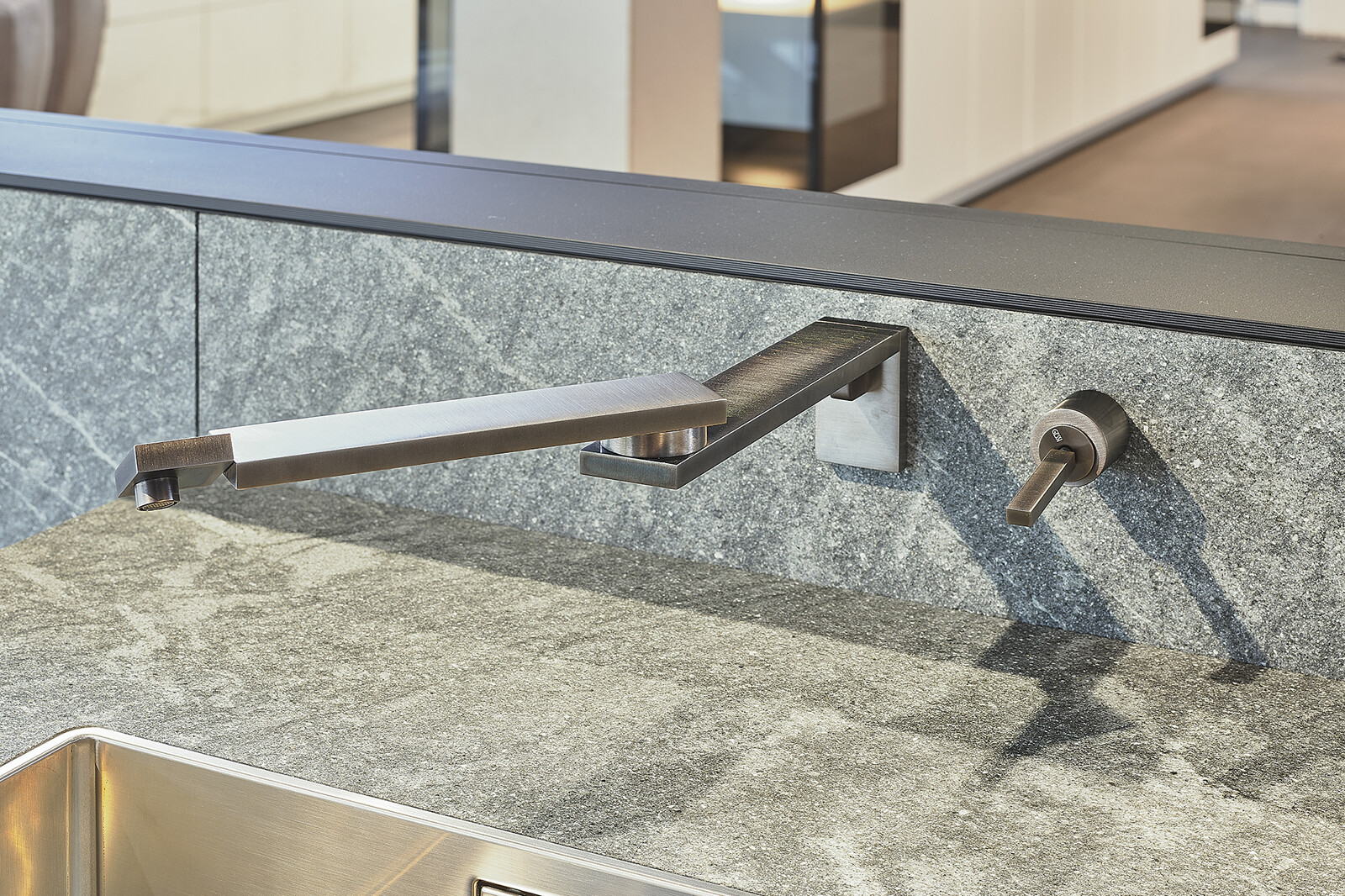 Showroomkeuken: Valcucine Italiaanse designkeuken met kookeiland, granieten aanrechtblad en opklapbare kraan