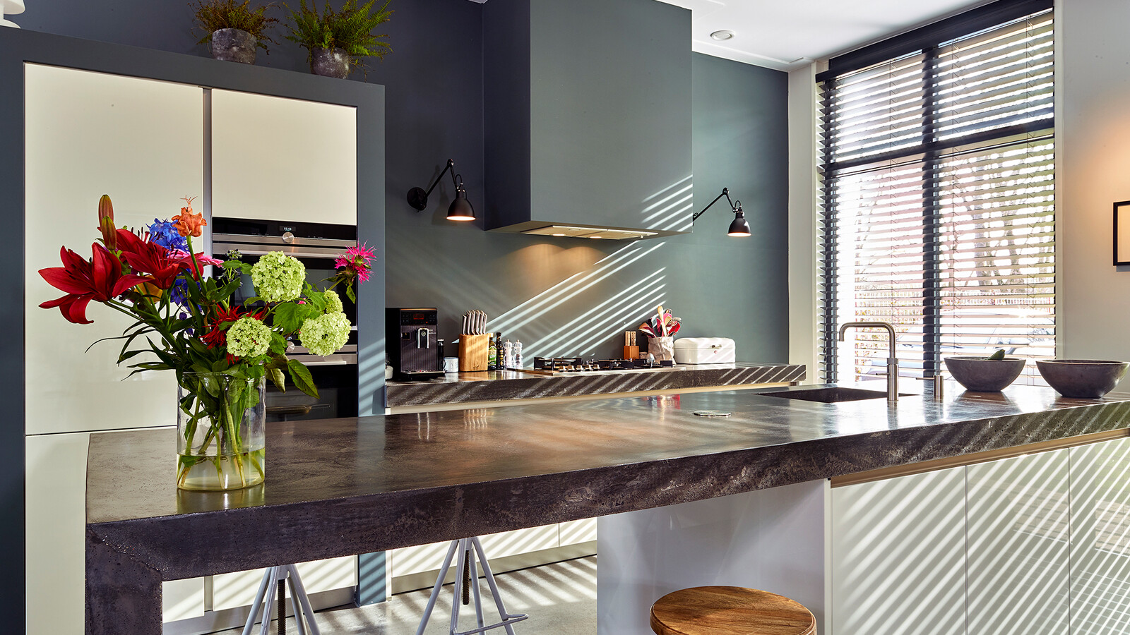 Weiße Hochglanz Inselküche mit Betonarbeitsplatte, Ekelhoff Küchen