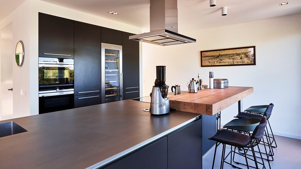 Schwarze Küche mit Kücheninsel und Bar aus Holz. Contur Nova von Ekelhoff Küchen in Nordhorn