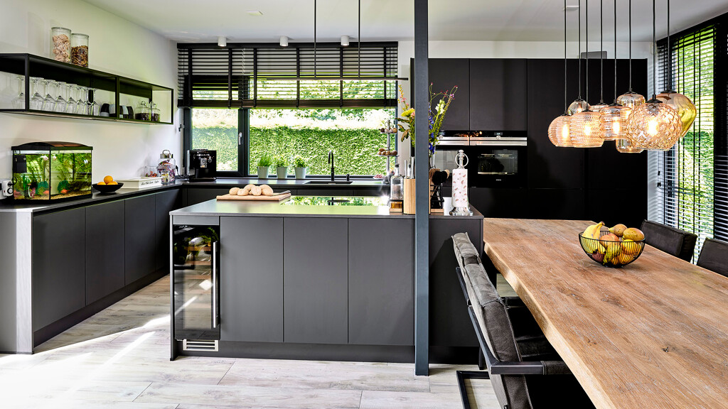 Schwarze industrielle Küche – Eckküche von Contur mit Komposit-Arbeitsplatte