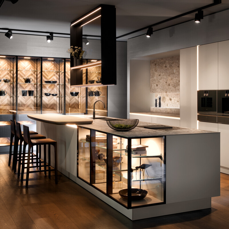 Elegante SieMatic PURE Inselküche mit SLX-Vitrinen - Ekelhoff Küchenfachgeschäft Nordhorn