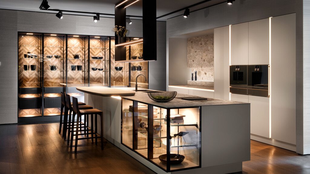 Elegante SieMatic PURE Inselküche mit SLX-Vitrinen - Ekelhoff Küchenfachgeschäft Nordhorn