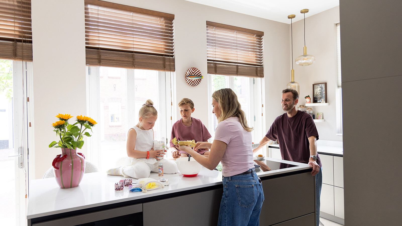 Grijze keuken met kookeiland en marmerlook blad - binnenkijken bij Yosta en Jesper
