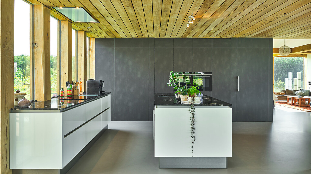Grote eilandkeuken van Contur in witte hoogglans en metaaldecor