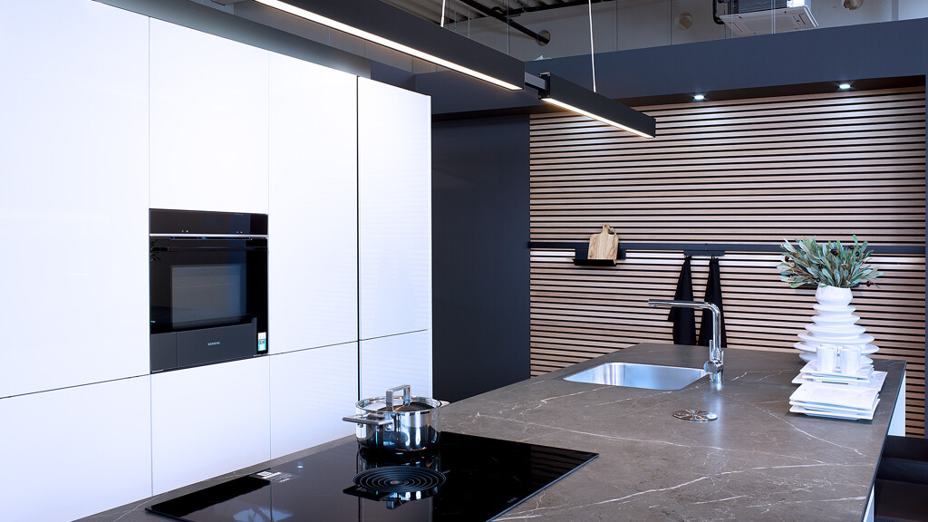 Küchen-Angebot: Inselküche in Hochglanz-Weiß von Contur bei Ekelhoff Küchen, Nordhorn