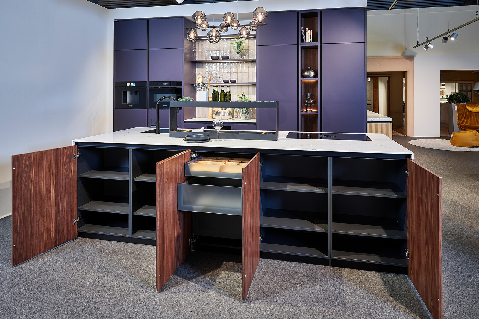 Showroomkeuken next125 - designkeuken in aubergine en notenhout - lavazwart corpus