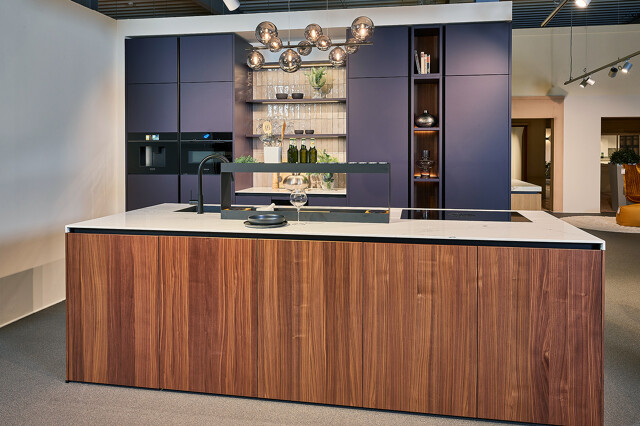 Showroomkeuken: Designkeuken in Aubergine en notenhout van next125 met wit marmerlook blad