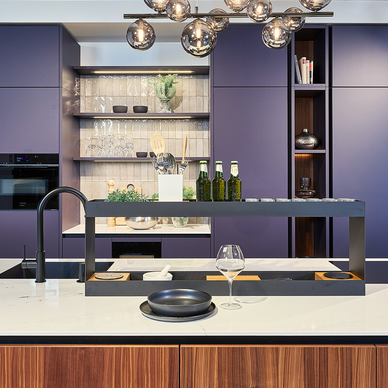 Aubergine keuken met notenhouten keukeneiland-next125-designkeuken-Ekelhoff Keukens