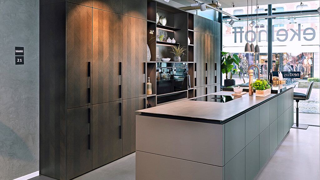 Ballerina keuken met visgraat fronten Intarsia in donker eiken. Ontdek Ballerina bij Ekelhoff Kuechen