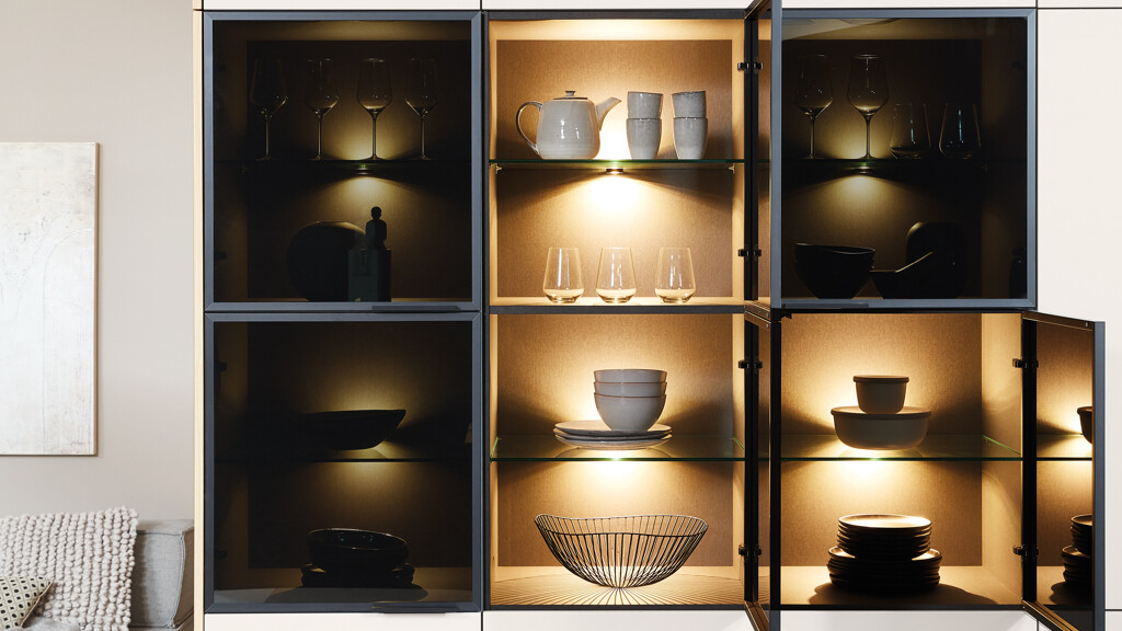 Stilvolle Vitrine von Ballerina Küchen mit dunklem Glas. Entdecken Sie Ballerina bei Ekelhoff Küchen in Nordhorn.