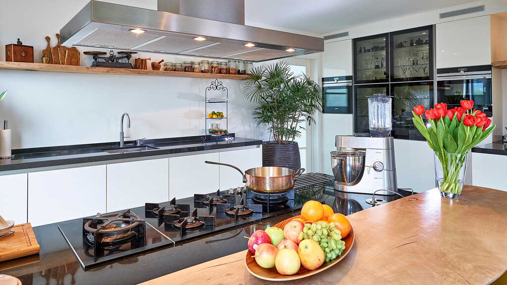 Witte kookeiland en granieten aanrechtblad van Ekelhoff Duitsland