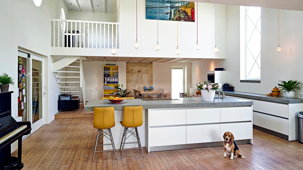 Matwitte Keuken van Contur met greeploze fronten en een betonlook keukenblad van keramiek - Ekelhoff Keukens Nordhorn