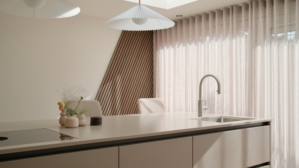 Küche mit Kochinsel und Schrankwand in Beige. Realisiert von Ekelhoff Küchen, fotografiert von ©Jeroen Nieuwhuis