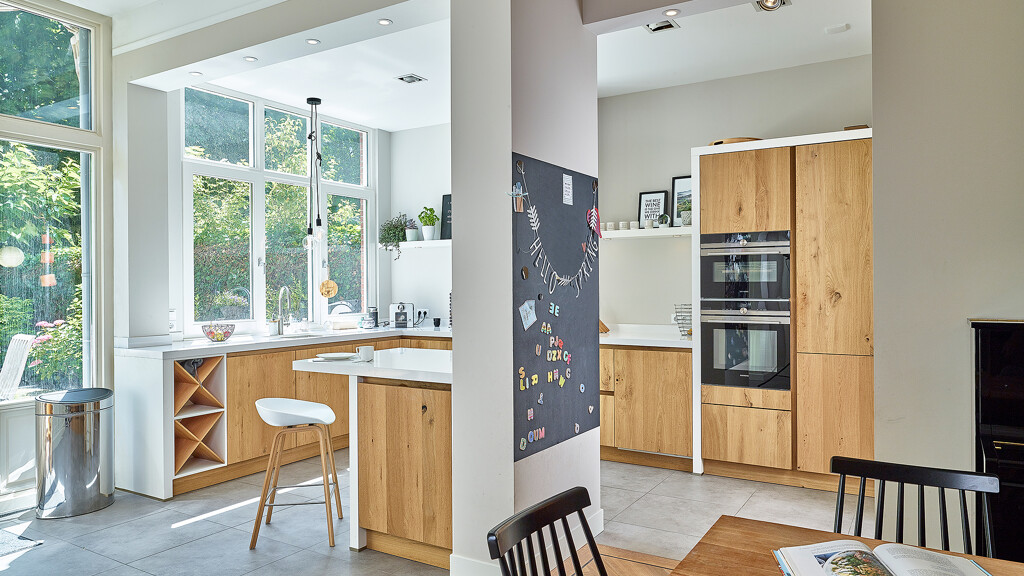 Scandinavische keuken Hout. Eiken hoekkeuken met wit keukenblad van composiet. Ekelhoff Kuchen, Duitsland