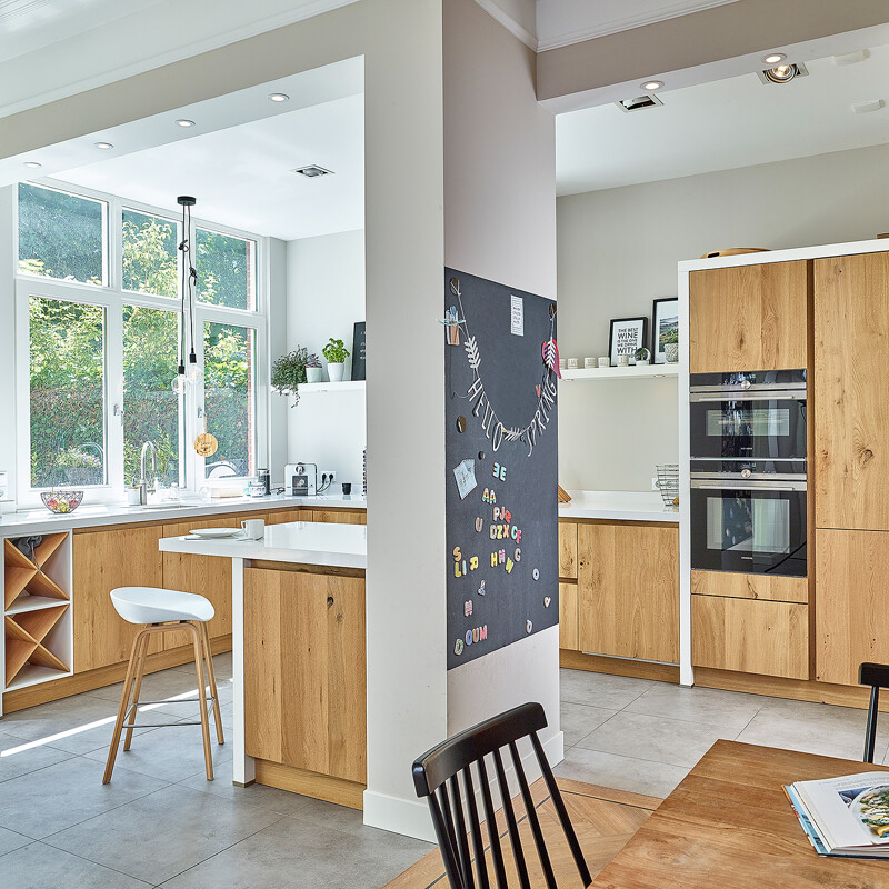 Scandinavische keuken Hout. Eiken hoekkeuken met wit keukenblad van composiet. Ekelhoff Kuchen, Duitsland