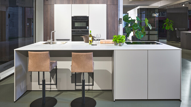 Küchen-Angebot: Stilvolle Küche von Contur in hellgrau und dunkler Eiche. Entdecken Sie diese Küche beim Küchenhaus Ekelhoff in Nordhorn.