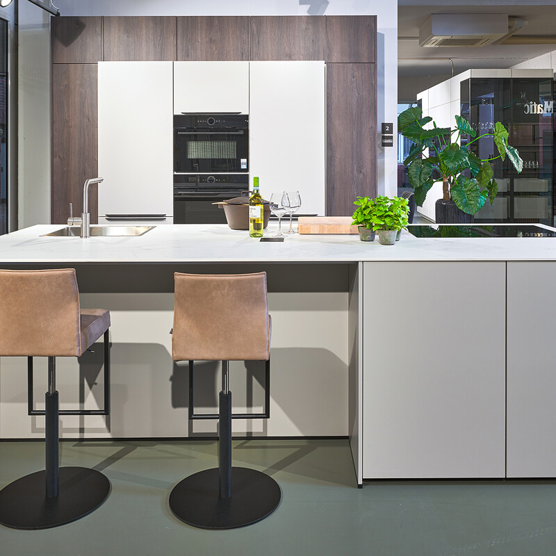 Küchen-Angebot: Stilvolle Küche von Contur in hellgrau und dunkler Eiche. Entdecken Sie diese Küche beim Küchenhaus Ekelhoff in Nordhorn.