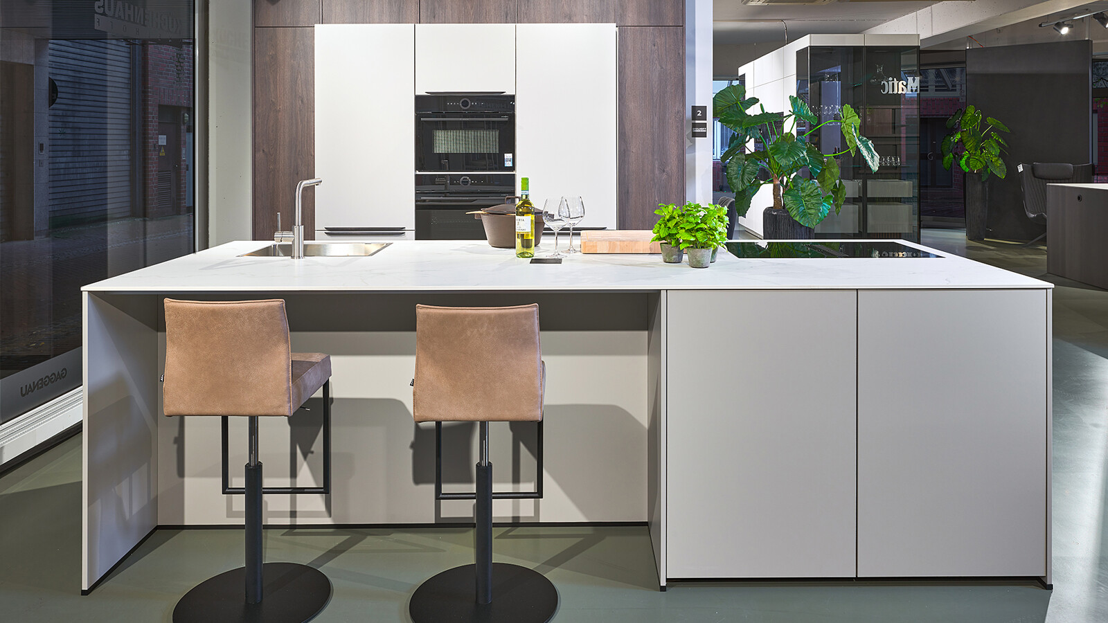 Küchen-Angebot: Stilvolle Küche von Contur in hellgrau und dunkler Eiche. Entdecken Sie diese Küche beim Küchenhaus Ekelhoff in Nordhorn.