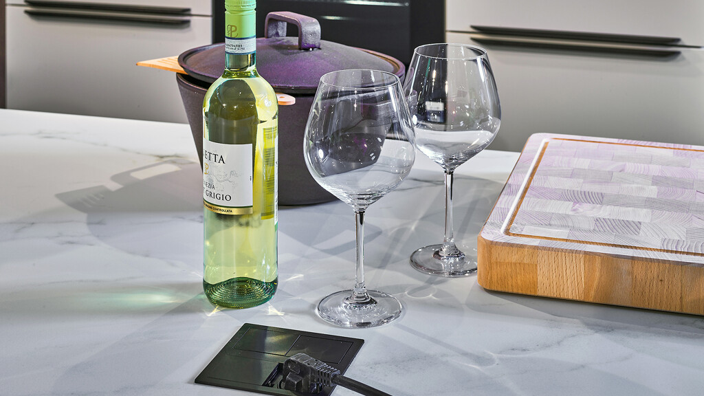 Eilandkeuken Aanbieding: Stijlvolle eilandkeuken in kiezelgrijs en donker eiken (im.). Het werkblad is van keramiek in marmerlook, aan het eiland is plaats voor 2 barkrukken.. Met stopcontact op keukenblad.