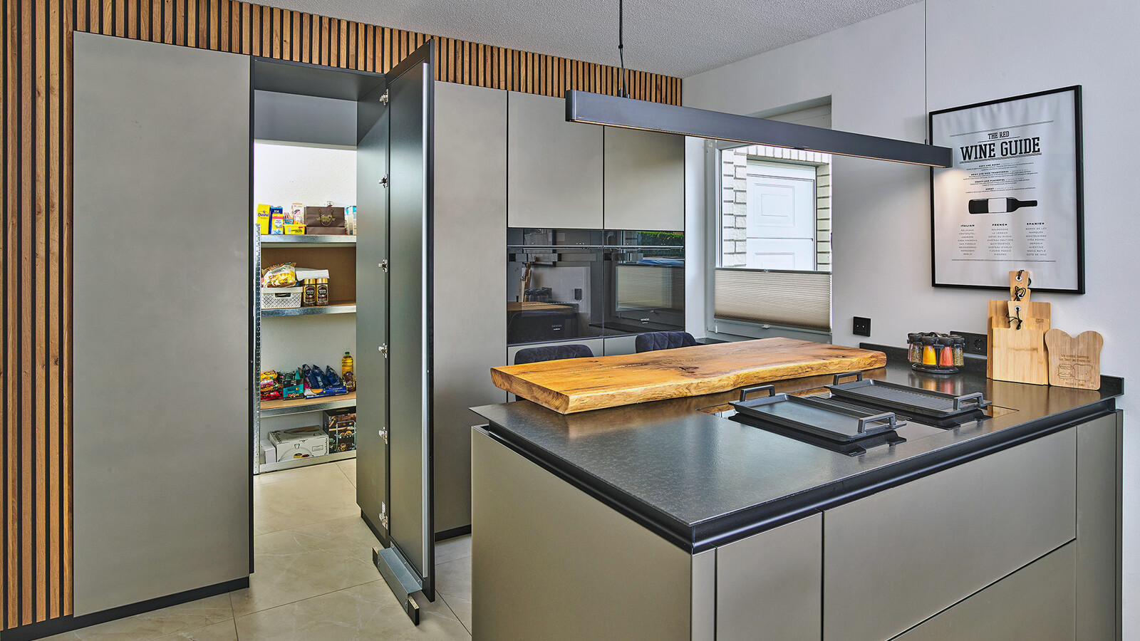 Nieuwe keuken met  bijkeuken en kookeiland. next125 keuken NX912 met matglas fronten in Platina metallic. Thuis bij keukendesigner Benjamin Cicek van Ekelhoff Keukens in Duitsland