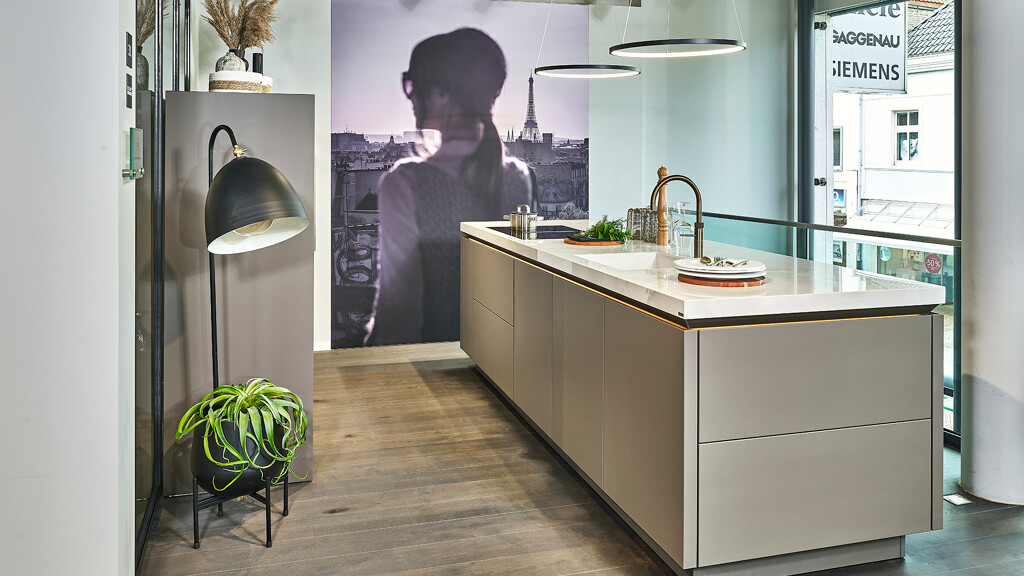 Deze SieMatic keuken met eiland vind u bij Keukenhuis Ekelhoff in Nordhorn.