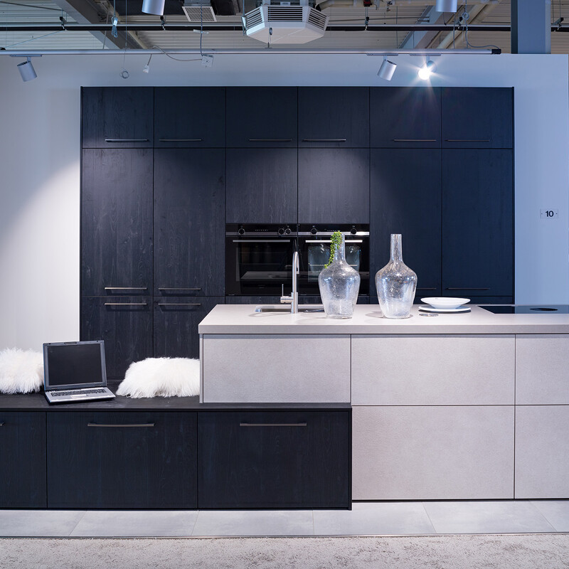 Ballerina-Keuken met zwart-eiken hoge kasten en composiet aanrechtblad