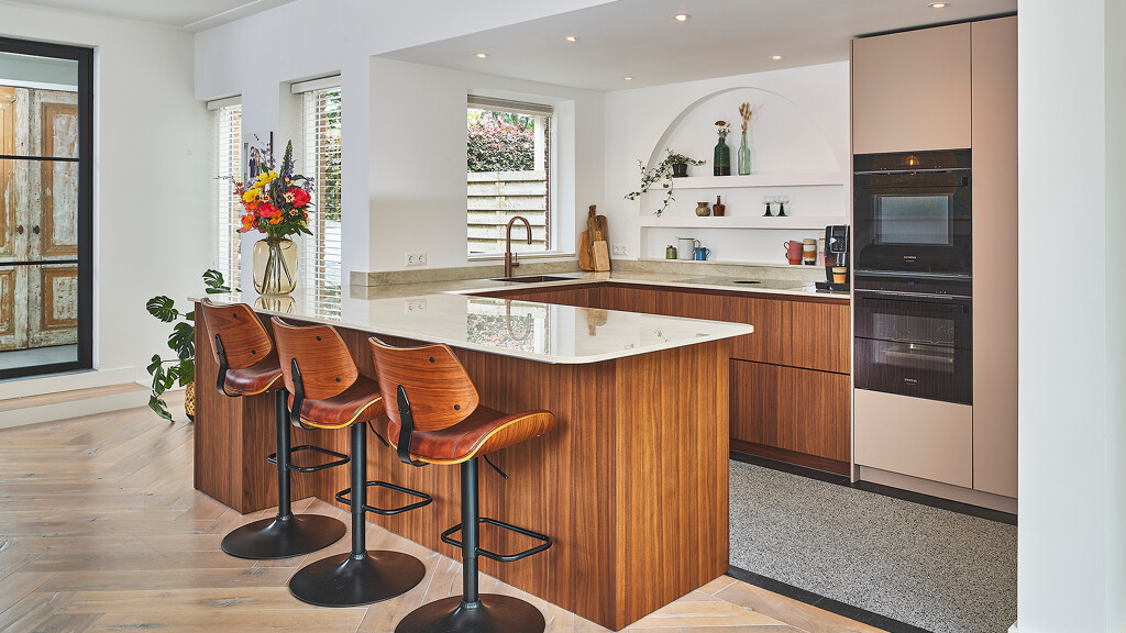 G-Küche mit Halbinsel in Nussbaum von Ballerina Küchen - Ekelhoff Küchen, Nordhorn