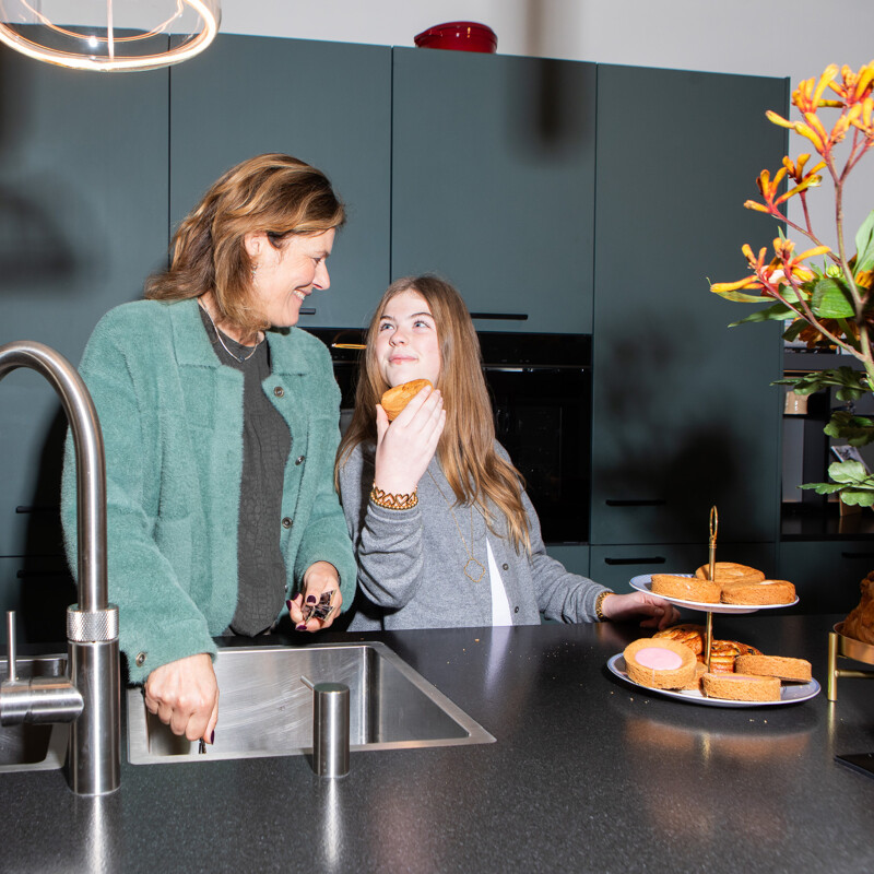 Keuken met keukeneiland in kobaltgroen en licht eiken van next125