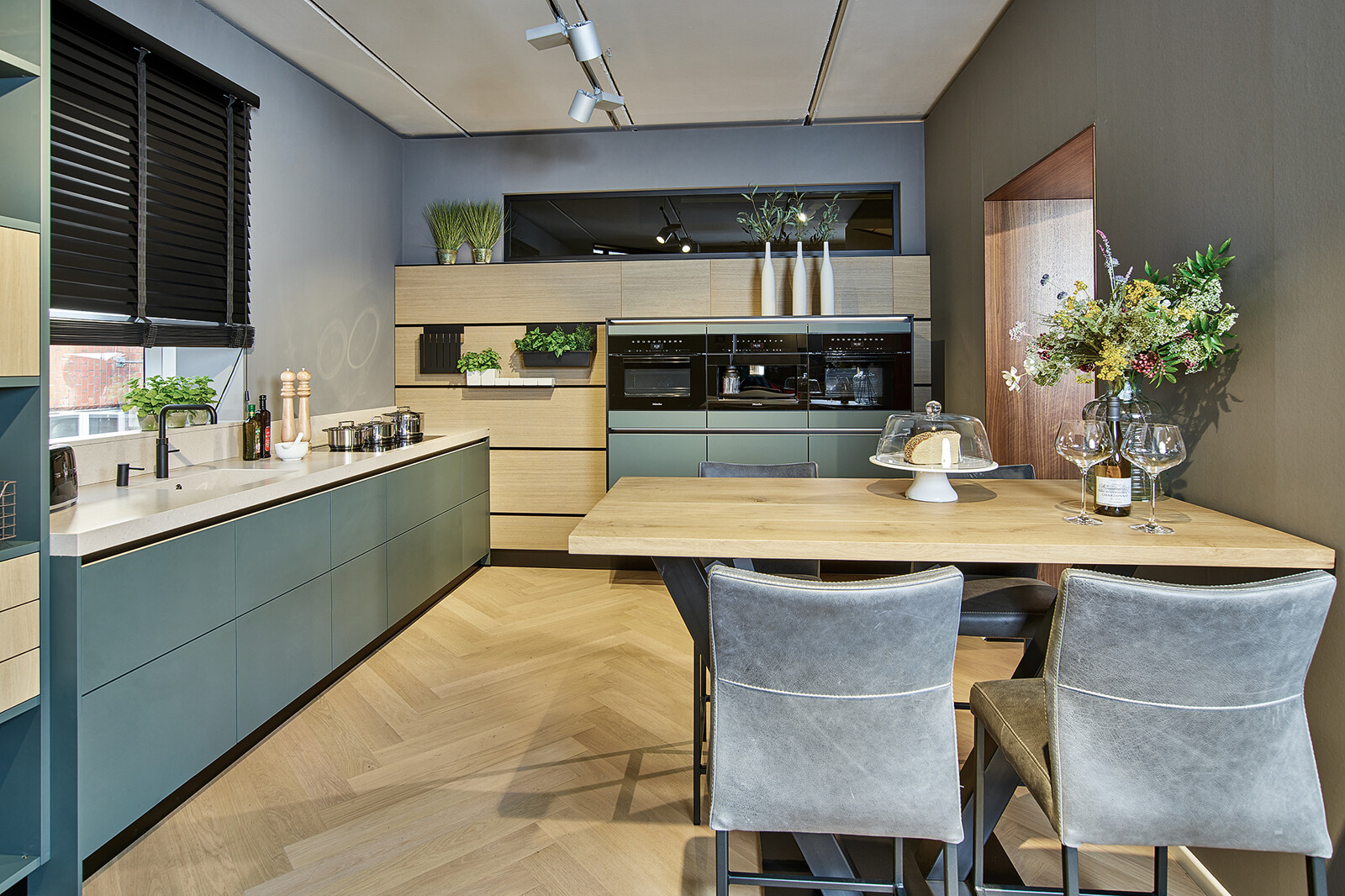 Groene hoekkeuken met licht eiken van next125 - designkeuken met cube systeem achterwand 