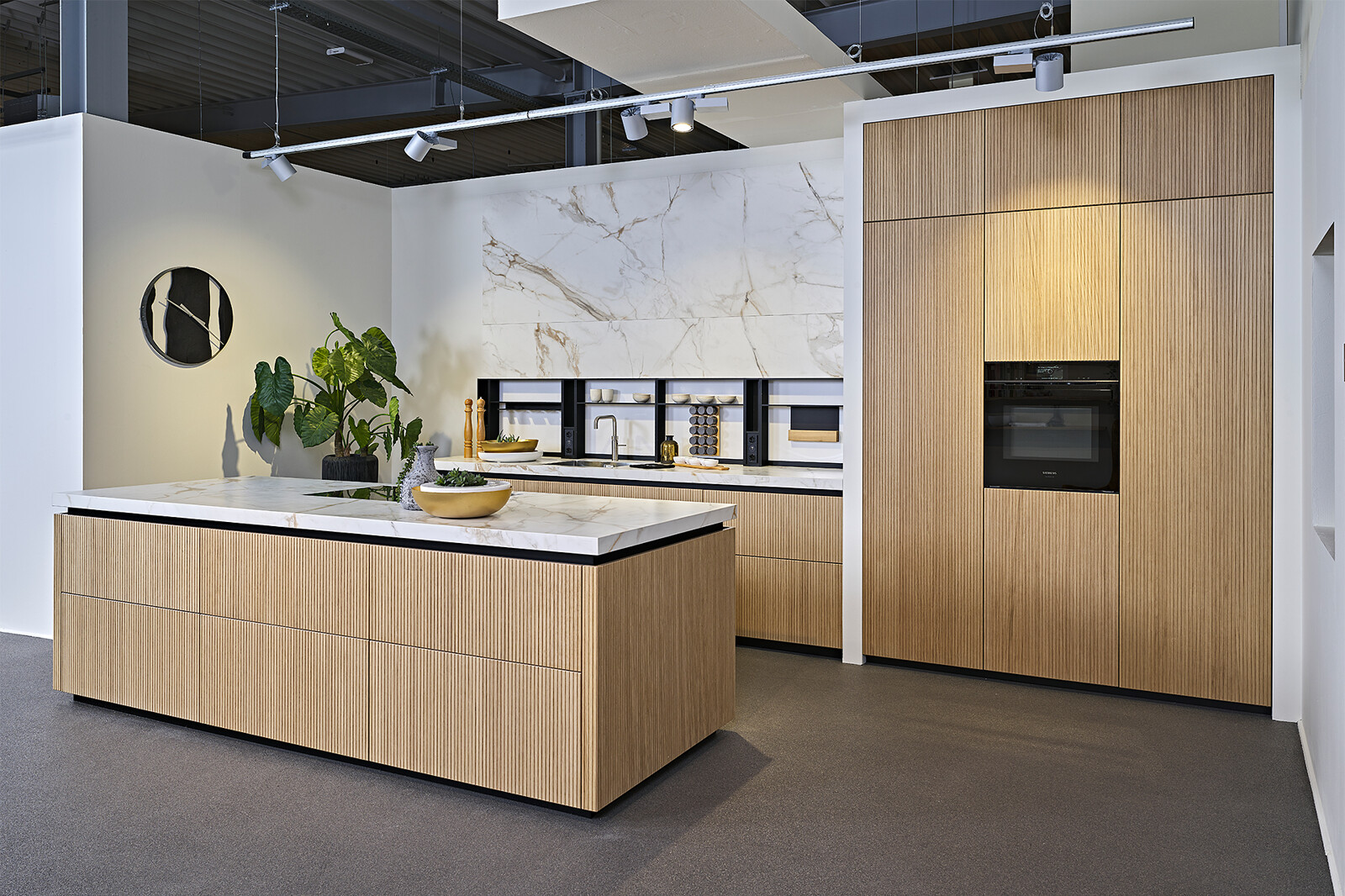 Showroomkeuken: next125 Japandi designkeuken met lichte eiken rillenfronten