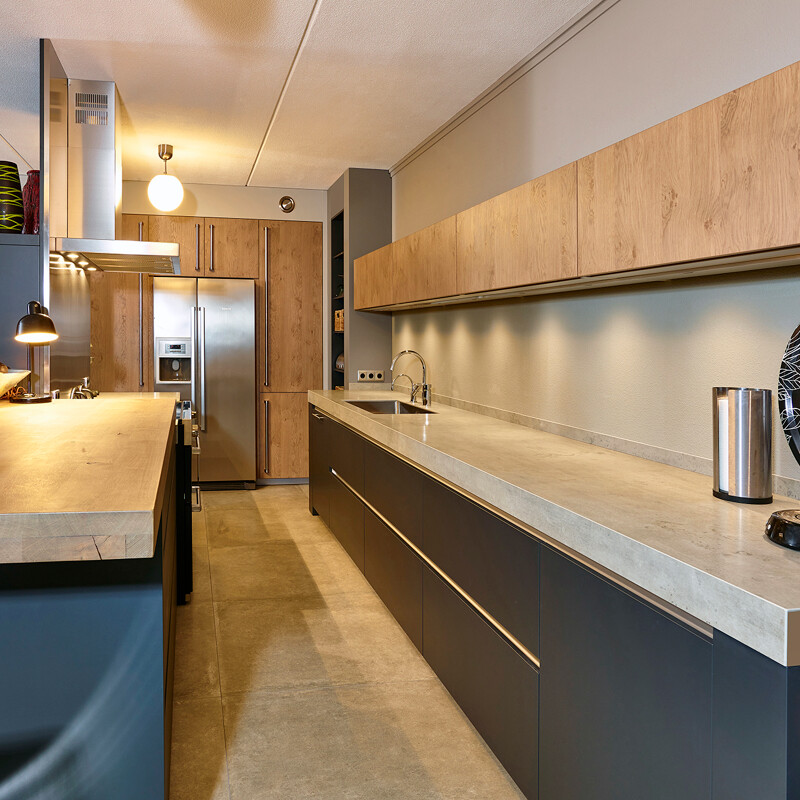 Schwarze Küche mit Holz - Eichenfronten von Ekelhoff Küchen