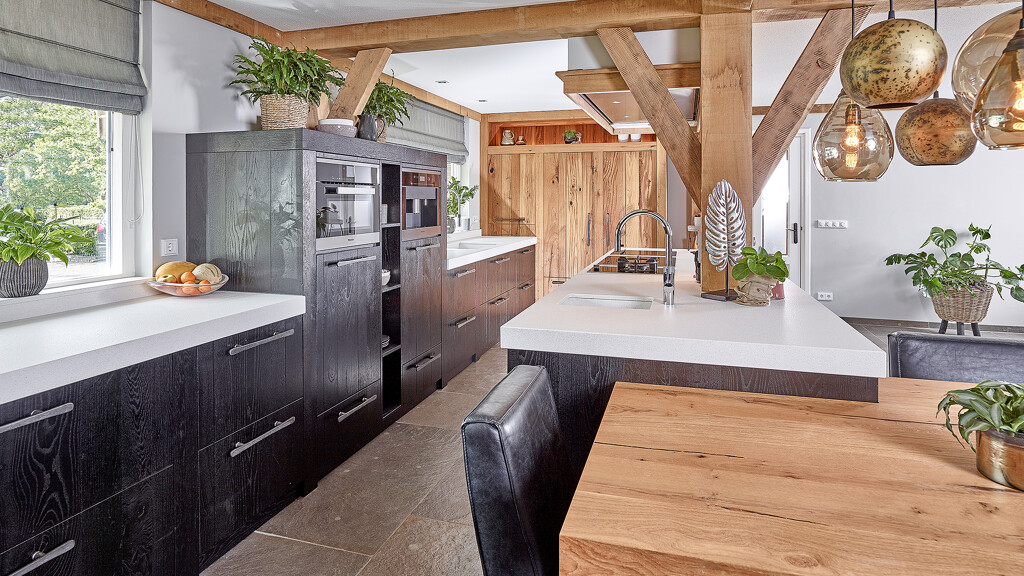Landhausküche in robuster Eiche-maßgefertigte Küche-Unikat by Ekelhoff Küchen