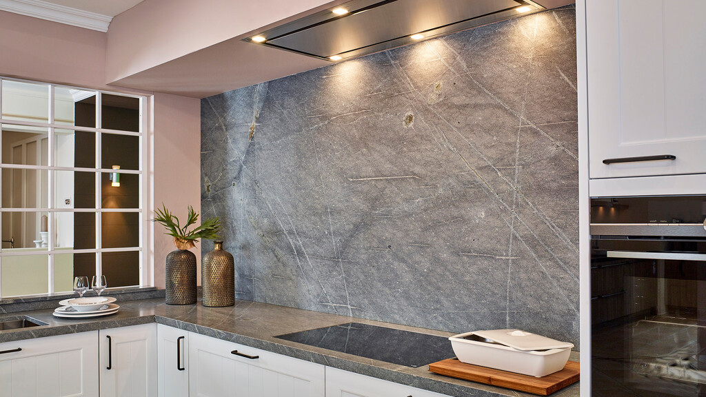 Weiße Eckküche im Landhausstil mit Granitarbeitsplatte Sky Blue