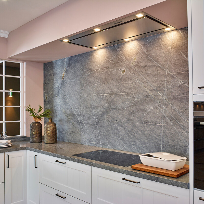 Witte hoekkeuken in landelijke stijl met granieten werkblad Sky Blue