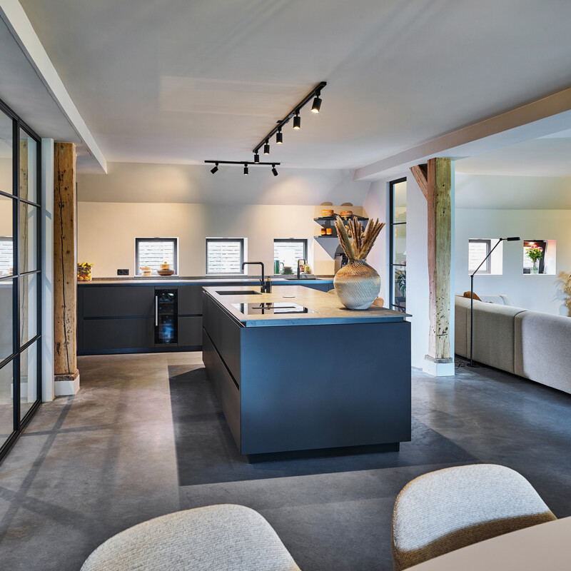 Moderne lavaschwarze Inselküche – realisiert von Ekelhoff Küchen in Nordhorn.